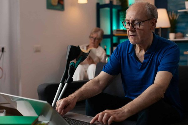 ¿Cuál es la mejor manera de estirarse después de un entrenamiento de fútbol?